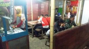 Nikmatnya Mie Ayam Mbak Dilla di Malam hari