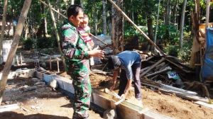 Manjanya Si Kecil Dalam Gendongan Bapak TNI