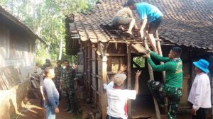 TNI Nekad Turunkan Genting Rumah Warga