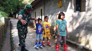 Asiknya Bermain Sepatu Roda