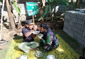 Indahnya Kebersamaan Bisa Saling Bersuapan