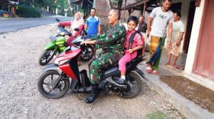 Keiklasan Membantu Antar Anak Sekolah