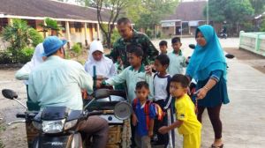 TNI Menghentikan Laju Penjual Cireng