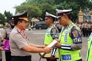 Kapolda  Beri Penghargaan ke Anggota Satlantas Tanjabtim yang Bantu Warga Bawa Jenazah