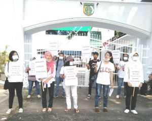Beranda Perempuan Gelar Aksi di Depan Kejati Gara-gara Vonis Ini