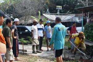 Perbaiki Fasilitas Umum, Sakirin Pohan Gotong Royong Bersama Warga Masyarakat