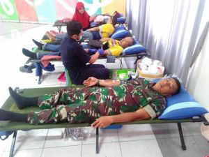 Anggota Satgas TMMD Melaksanakan Donor Darah      