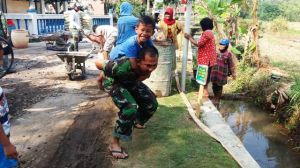 Bermain Bersama Anak Di Lokasi Pengecoran      
