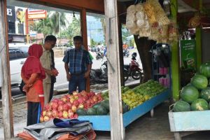 Dialog Dengan Pedagang Buah Di Telanai, Sakirin Pohan Rasakan Ekonomi Makin Sulit