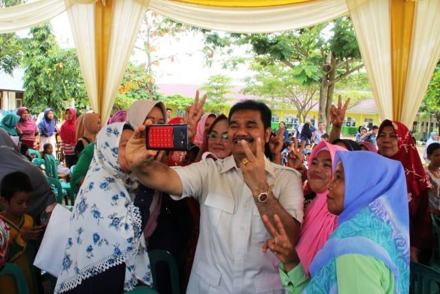 SAH bersama warga mengacungkan salam dua jari
