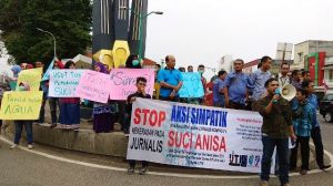 Selain Menggelar Aksi, Puluhan Jurnalis Melakukan Doa Bersama Untuk Lombok   