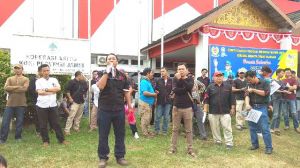 Insentif Turun, Ratusan Driver Gojek Padati KONI