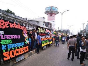 Driver Online Luapkan Kekesalan Melalui Karangan Bunga   