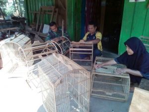 Kerajinan Sangkar Burung Di Bonomerto.      