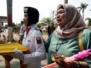 Sukses Menaikkan Bendera Merah Putih, Ibu dari Pembawa Baki Menangis Haru di Pelukan Anaknya