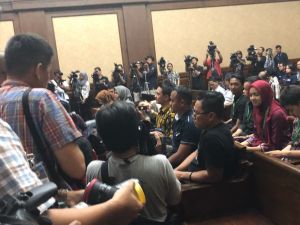 Zola sudah Hadir di Pengadilan Tipikor, Tapi Sidang Belum Dimulai Karena Alasan ini