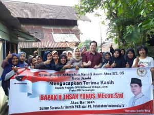 Tinjau Bantuan Sumur dari Program PKBL di Kota Baru, Warga: Alhamdulillah Berkat Pak Ihsan Yunus