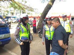 Hendak Ditilang, Remaja Ini Menangis