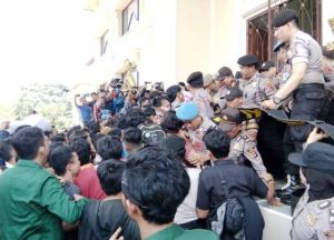 Sempat Mencekam, Akhirnya Puluhan Mahasiswa Jambi yang Demo di DPRD Membubarkan Diri