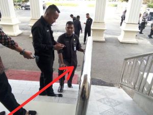 Pasca Demo Mahasiswa, Susuran Tangga di Depan Pintu DPRD Nyaris Copot