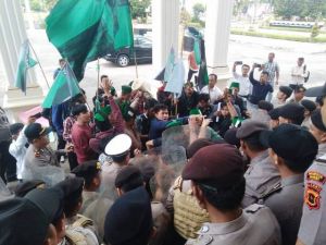 Tolak Putusan MA, HMI Gelar Aksi di DPRD