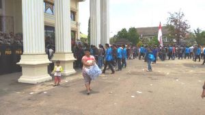 Demo Sedang Memanas di DPRD, Ibu Ini Nekat Memungut Ini