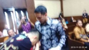 Bertemu di Pengadilan Tipikor, Apif Cium Tangan Zola