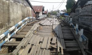 Baru 2 Tahun Sudah Lapuk, Warga Pertanyakan Jembatan di Parit Bom