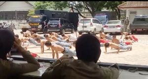 Terjaring Razia di Warnet Saat Jam Sekolah, Puluhan Pelajar Disuruh Push Up