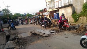 Berbahaya... Perbaikan Drainase di Simpang Jerambah Bolong Tak Ada Pengaman Bagi Pengendara