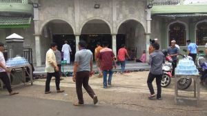 Masjid di Jambi ini Menyediakan Minuman Gratis Untuk Jamaah Shalat Jum'at