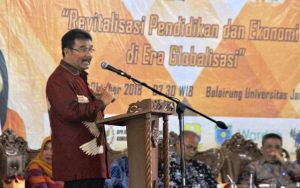 SAH Menjadi Pembicara Seminar Nasional Revitalisasi Pendidikan di Unja