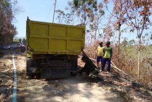 Kokohnya Truk Material dan Insting Supir Handal