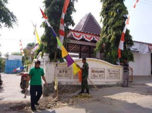 Pemasangan Umbul-Umbul Meriahkan Pembukaan TMMD Reg 103