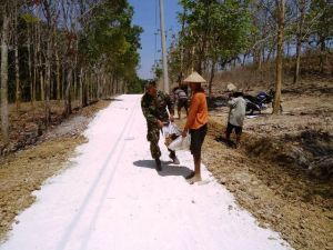 Bersama Warga, Satgas TMMD Lakukan Perapian Jalan Makadam