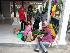 Senangnya Jualan Kue Saat Ada TMMD