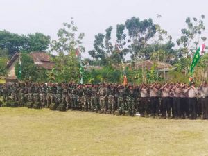 Yel-Yel Hangatkan Suasana Menjelang Upacara