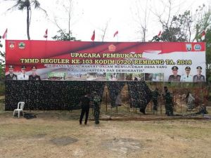 Satgas TMMD Pasang Baliho Raksasa
