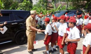 Dikerumuni Anak SD, Gus Yasin Tersenyum