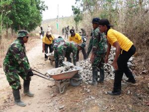 TNI - Polri Bersinergi Membangun Desa