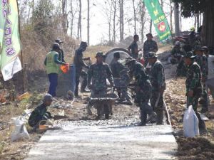 Garap Bareng Warga Jalan Jadi Rata