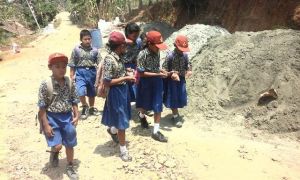 Sebentar Lagi Jalanku Halus Sepatuku Mulus