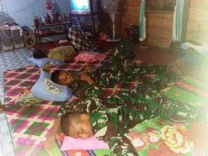 Selama TMMD di Mendahara, Satgas Tidur di Rumah Warga