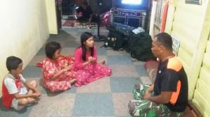 Danton Satgas TMMD Ajari Anak - Anak Belajar Berhitung