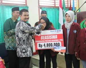 Hasil Perjuangan di Pusat, SAH Serahkan Beasiswa PPA Pada Mahasiswa STEI Muhamadiyah Jambi