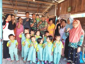 Sambangi PAUD di Desa Pangkal Duri, Lettu Inf Sahita Ajak Murid  Bernyanyi dan Bercerita