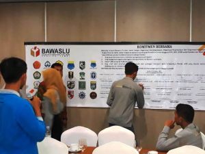 Bawaslu Bersama  OKP dan Mahasiswa Teken Komitmen Tolak Politik Uang dan Politisasi Sara