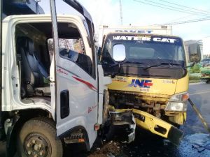 Truk Batu Bara VS Mobil Box JNE Adu Kambing di Simpang Sungai Duren