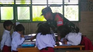 Kunjungi SD 64 Pangkal Duri dan Langsung Jadi Guru Dadakan, Siswa: Pak Tentara Baik Semua