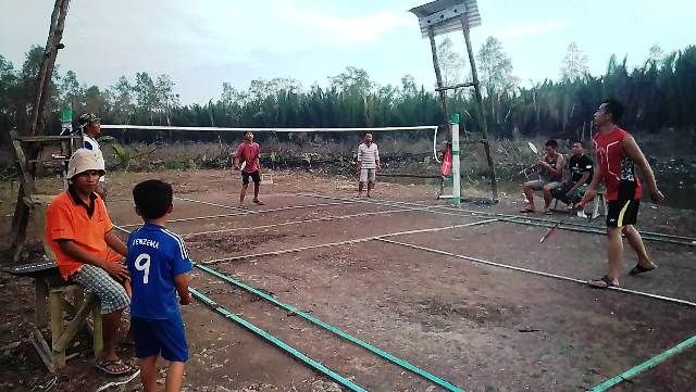 Warga dan Satgas bermain